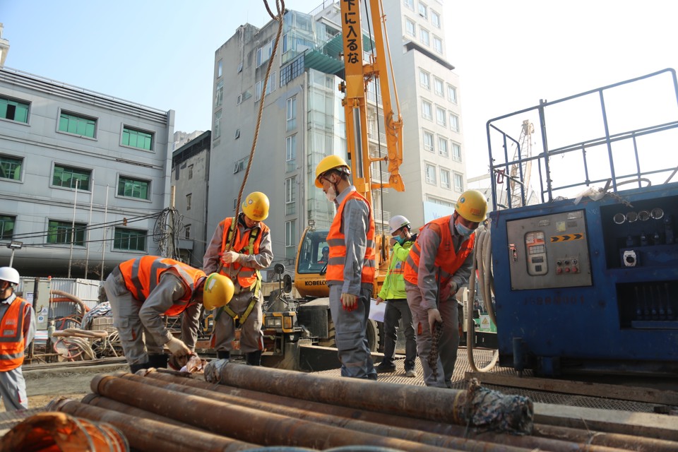 Công nhân làm việc xuyên Tết tại công trường nhà ga S12 - Ga Hà Nội.