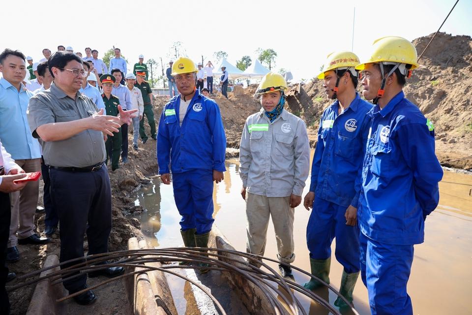 Thủ tướng thăm hỏi, động viên công nhân đang thi công Dự án - Ảnh: VGP/Nhật Bắc