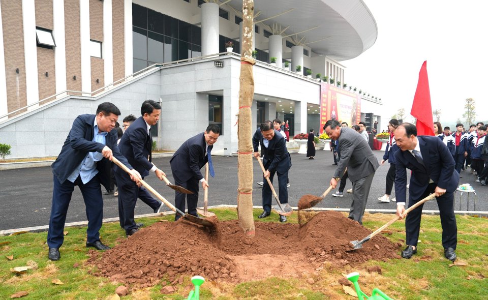 Phó Bí thư Thành ủy Nguyễn Văn Phong cùng các đại biểu trồng cây trong khuôn viên Dự án khu cây xanh - thể dục thể thao xã Uy Nỗ, huyện Đông Anh.