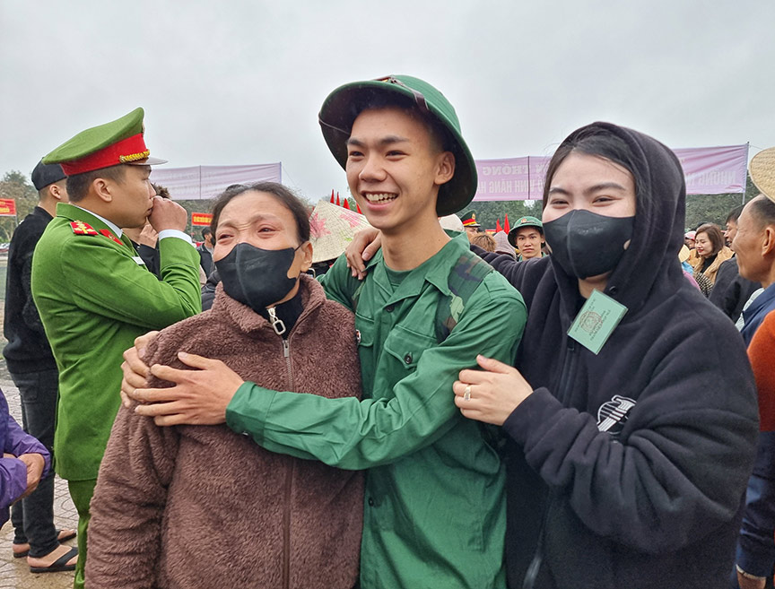 Người thân quyến luyến tiễn tân binh lên đường nhập ngũ. Ảnh: Quang Đại