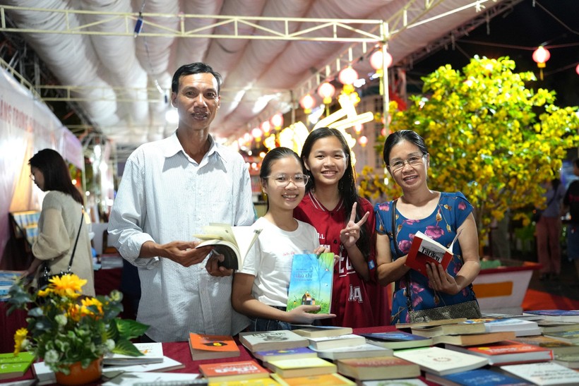 Đường sách Hội Tao đàn Chiêu Anh Các thu hút đông đảo học sinh, sinh viên và người dân tham gia.