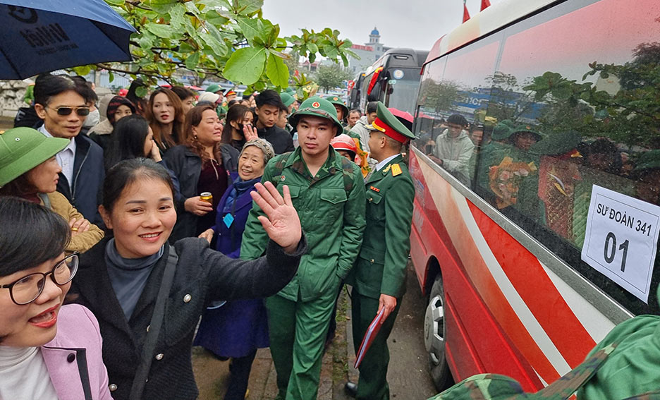 Người thân vẫy tay tạm biệt, chúc các tân binh hoàn thanh xuất sắc nhiệm vụ. Ảnh: Quang Đại