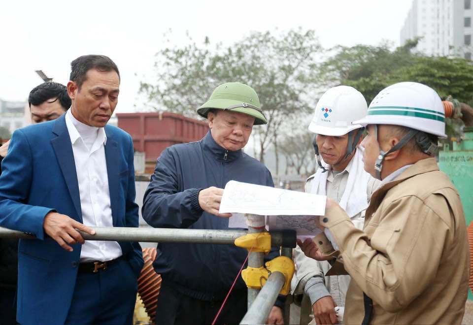 Bí thư Thành ủy Đinh Tiến Dũng kiểm tra công trường gói thầu thi công khoan kích ngầm, Dự án hệ thống xử lý nước thải Yên Xá.