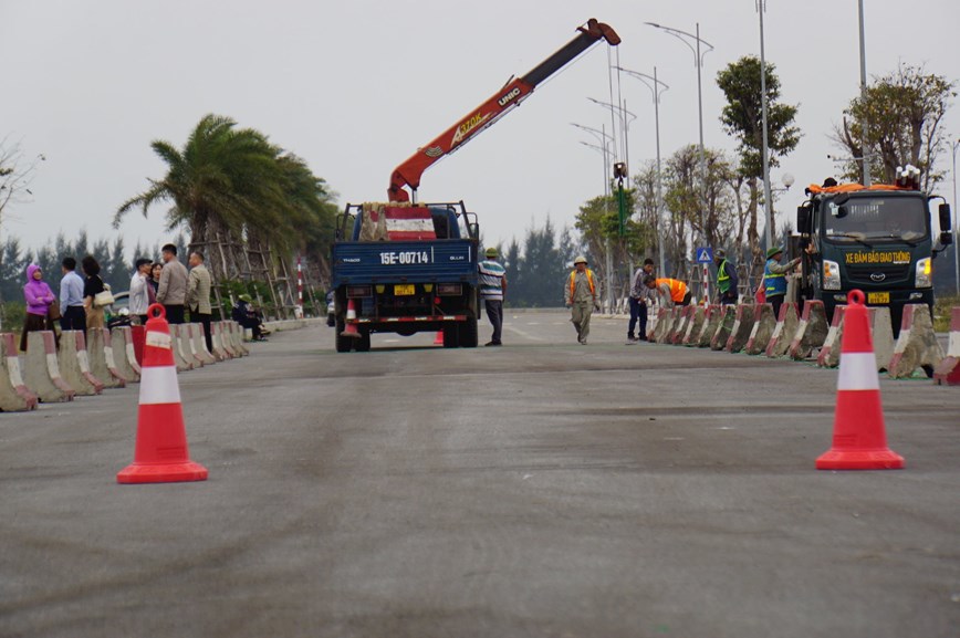 Tiến hành phân luồng phương tiện dọc đường ra bến phà Đồng Bài. Ảnh: Phương Thanh