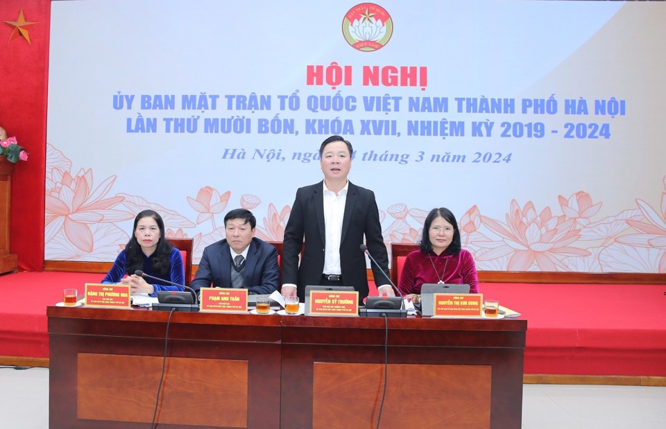 Phó Chủ tịch Thường trực Ủy ban Mặt trận Tổ quốc Việt Nam TP Hà Nội Nguyễn Sỹ Trường và các Phó Chủ tịch Ủy ban Mặt trận Tổ quốc Việt Nam TP chủ trì Hội nghị