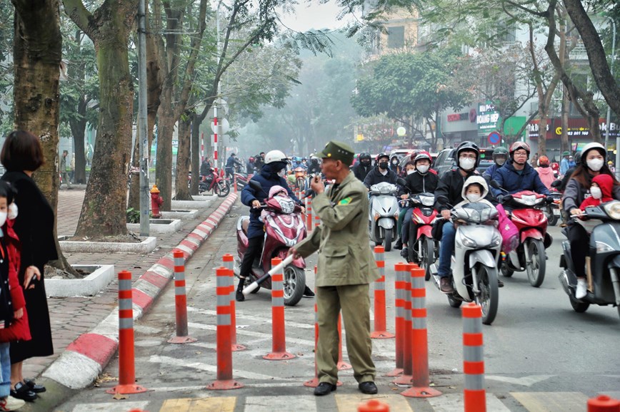 Lực lượng dân phòng phân luồng, hướng dẫn, đảm bảo an toàn giao thông cho các phương tiện lưu thông qua khu vực.