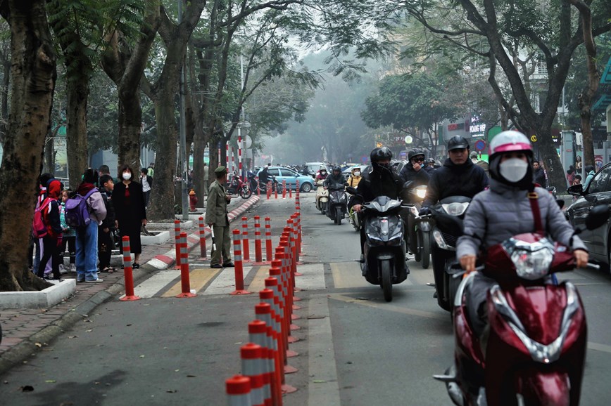 Có mặt tại trường Tiểu học Nguyễn Du vào khung giờ cao điểm sáng, phóng viên ghi nhận khu vực phía trước cổng trường đã không còn cảnh tắc nghẽn, ùn ứ. 