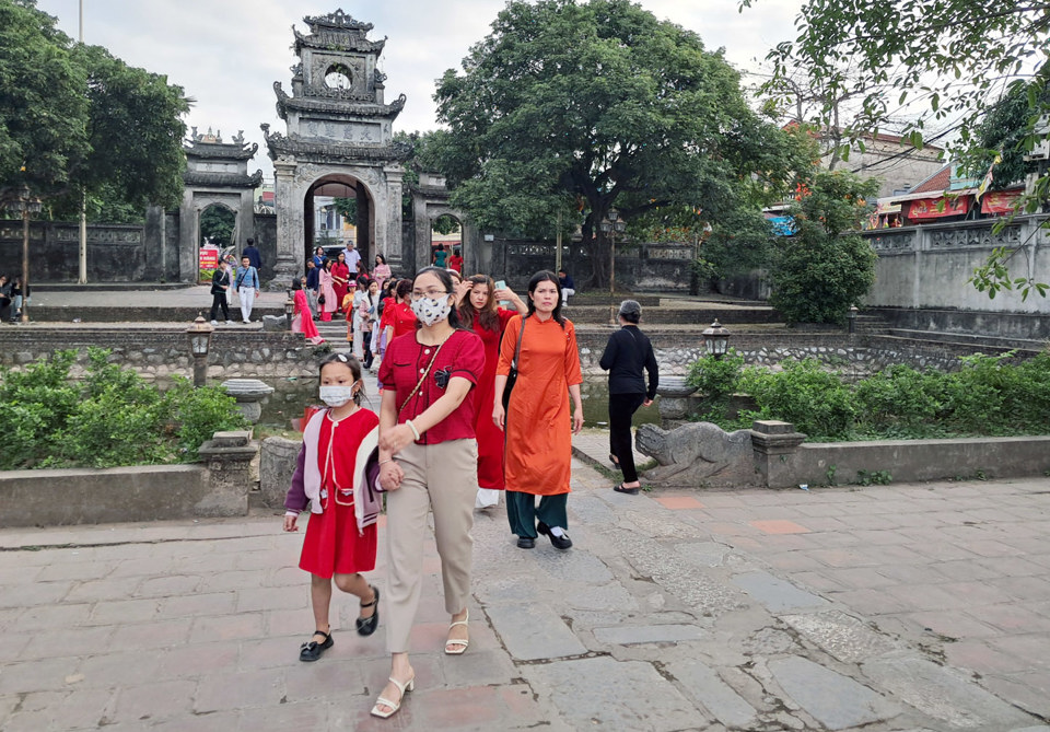 Người dân tham quan chùa Chuông (Hà Nam) những ngày đầu xuân. Ảnh: Hoài Nam