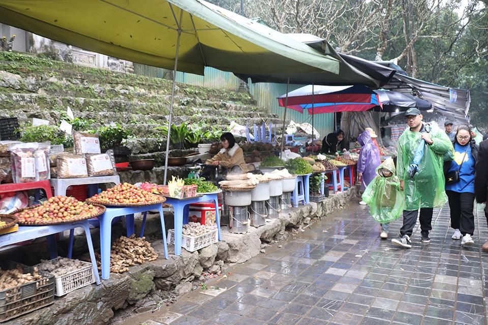 Hàng quán bày bán tại chùa Hương (Hà Nội)