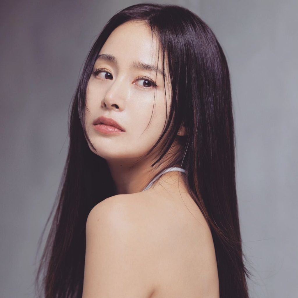 Kim Tae Hee nhuận sắc dù đã trải qua nhiều lần sinh nở. Ảnh: Instagram