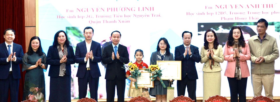 Lãnh đạo Sở GD&ĐT Hà Nội khen thưởng cho hai học sinh có hành đông đẹp, không tham của rơi