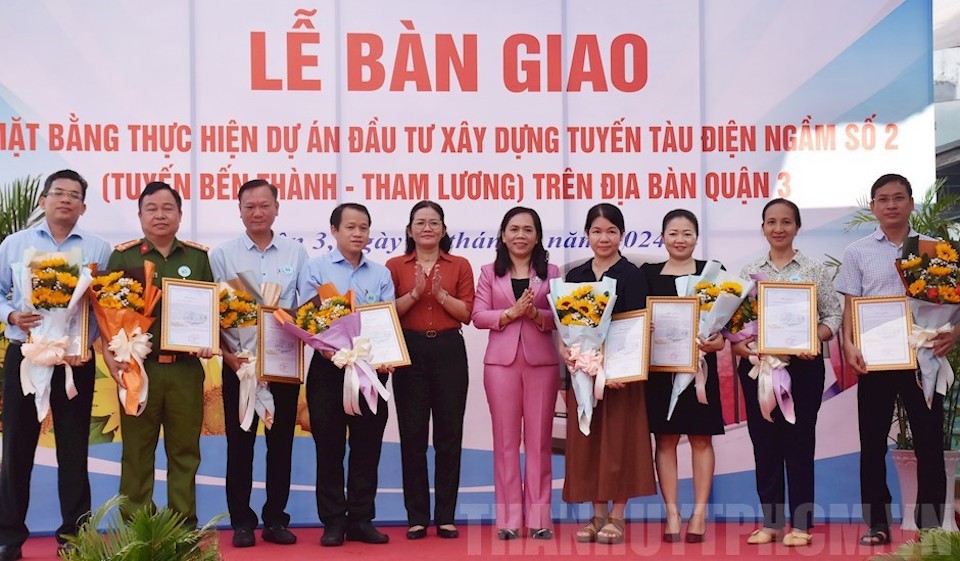 Lãnh đạo quận 3 tặng hoa tri ân các đơn vị, cá nhân bàn giao mặt bằng phục vụ thực hiện Dự án tuyến metro số 2