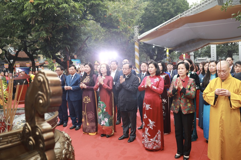 Các đại biểu dâng hương tưởng nhớ hai vị nữ anh hùng của dân tộc Trưng Trắc - Trưng Nhị và những tướng lĩnh tài ba, nghĩa binh trung liệt của Hai Bà, tại Đền Hai Bà Trưng, quận Hai Bà Trưng