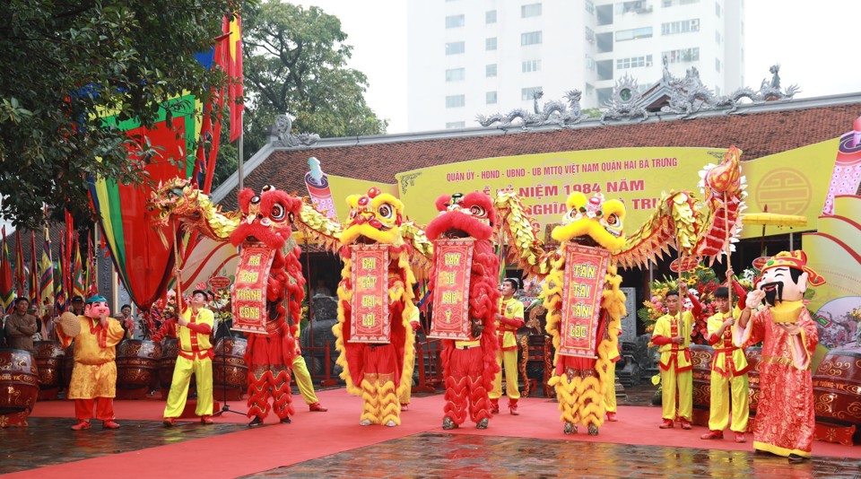 Màn biểu diễn trống hội mở đầu Lễ hội truyền thống kỷ niệm 1.984 năm Cuộc khởi nghĩa Hai Bà Trưng