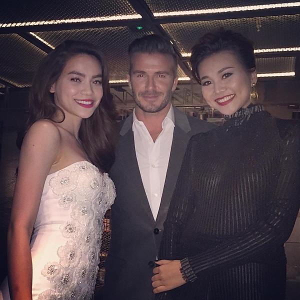 Năm 2014, Hồ Ngọc Hà và bạn thân Thanh Hằng có dịp chụp hình chung cùng siêu sao bóng đá David Beckham. Cả hai mỹ nhân Việt đều chia sẻ niềm vui, sự phấn khích khi chia sẻ trạng thái lên trang cá nhân. Ảnh: Facebook nhân vật.