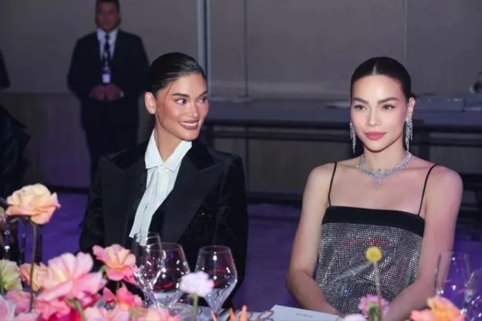 “Nữ hoàng giải trí” đọ sắc cùng Hoa hậu Hoàn vũ năm 2015 Pia Wurtzbach. Hồ Ngọc Hà nổi bật với phong cách tối giản, sang chảnh. Ảnh: Facebook nhân vật.