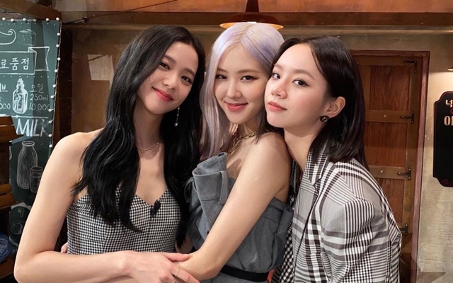 Hyeri thân thiết với Jisoo, Rosé. Ảnh: Instagram