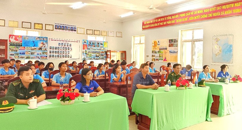 Chương trình "Tiết học biên cương" do Đồn Biên phòng Cửa khẩu Vĩnh Hội Đông (huyện An Phú, tỉnh An Giang) tổ chức.