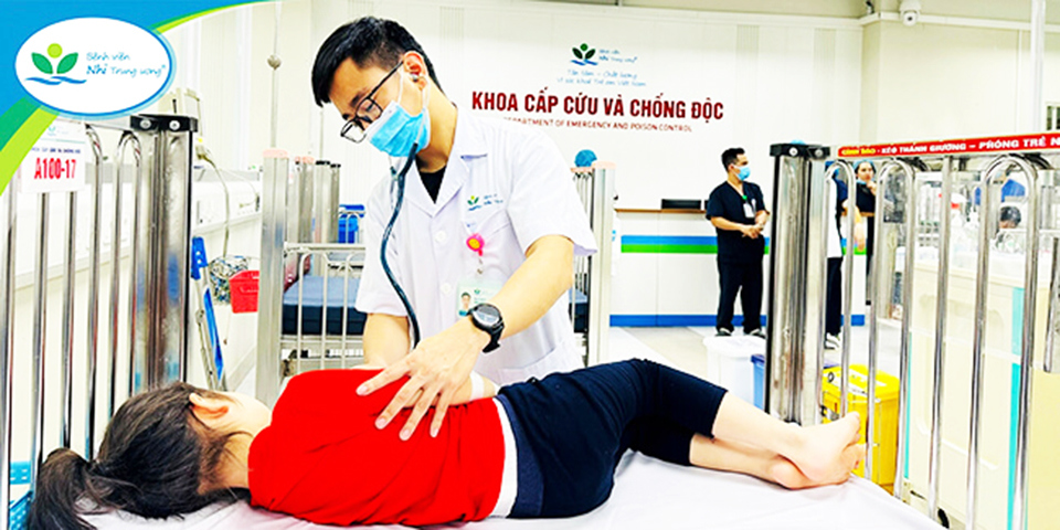 Bác sĩ khám cho trẻ điều trị tại khoa Cấp cứu và Chống độc,  Bệnh viện Nhi T.Ư.