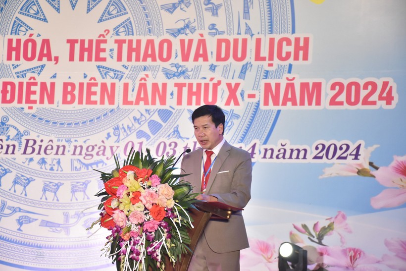 Ông Nông Quang Thắng, Phó Chủ tịch UBND huyện Điện Biên phát biểu khai mạc lễ hội.