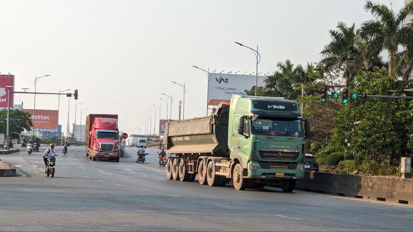 Tỉnh Quảng Trị và Thừa Thiên - Huế lo ngại QL1 ách tắc, tai nạn giao thông tăng cao khi không cho xe trọng tải lớn vào cao tốc Cam Lộ - La Sơn. Ảnh: Nguyễn Do 