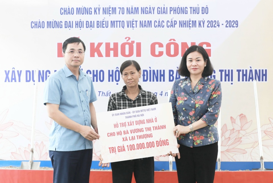 Phó Bí thư Thường trực Thành uỷ Hà Nội Nguyễn Thị Tuyến trao biểu trưng hỗ trợ xây nhà ở cho hộ dân Vương Thị Thành thôn Hoàng Xá, xã Lại Thượng 