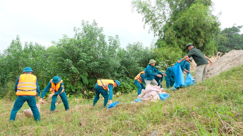 Các tổ xung kích đóng vai trò quan trọng trong ứng phó giờ đầu với những sự cố thiên tai. Ảnh: Diễn tập ứng phó thiên tại tại huyện Gia Lâm (TP Hà Nội).