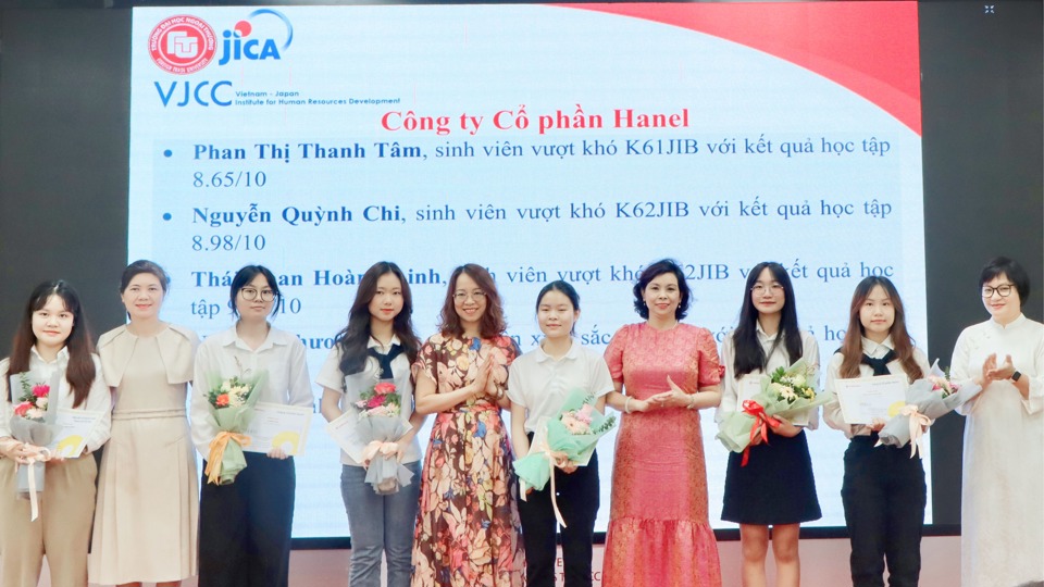 Đại diện  Công ty CP Hanel tặng học bổng cho sinh viên xuất sắc VJCC niên khóa 2023 - 2024.