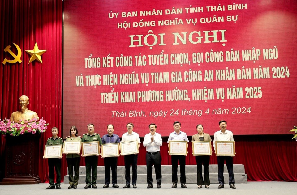 Đồng chí Nguyễn Quang Hưng, Ủy viên Ban Thường vụ Tỉnh ủy, Phó Chủ tịch thường trực UBND tỉnh trao Bằng khen của Chủ tịch UBND tỉnh cho các tập thể, cá nhân có thành tích xuất sắc trong công tác tuyển quân năm 2024. Ảnh TĐ