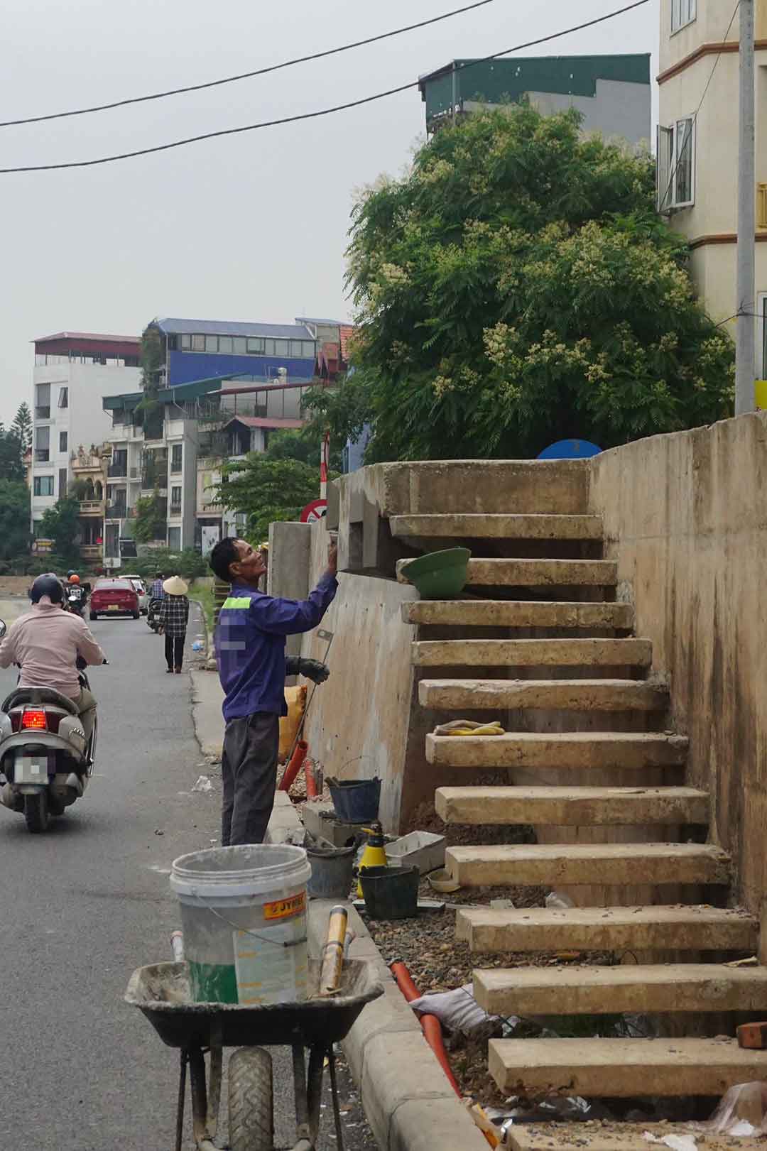 Công nhân đang xây dựng phần cầu thang tại các khu vực cửa khẩu trên đường Âu Cơ (Tây Hồ, Hà Nội). Ảnh: Nhật Minh