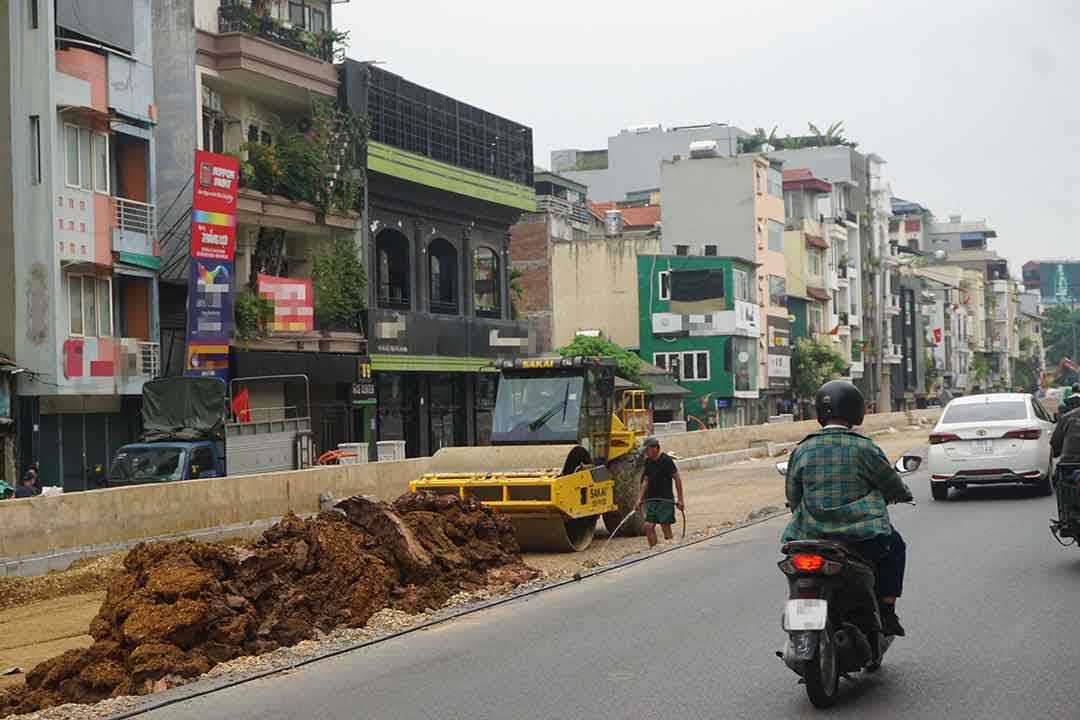 Nhiều máy móc, công nhân đang gấp rút thi công các hạng mục còn lại của tuyến đường. Ảnh: Nhật Minh