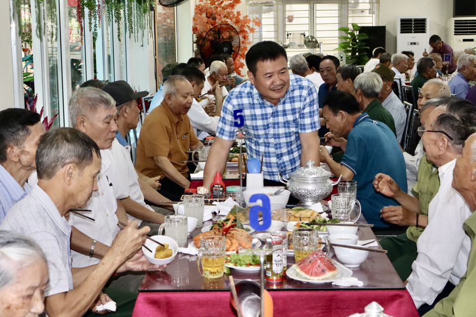 Giám đốc Trung tâm Điều dưỡng người có công số II Hà Nội Nguyễn Văn Triệu trò chuyện với  người có công trong bữa ăn. 