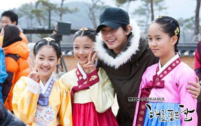 Kim Soo Hyun chụp ảnh cùng Kim So Hyun và Kim Yoo Jung tại phim trường “Mặt trăng ôm mặt trời“. Ảnh: NSX