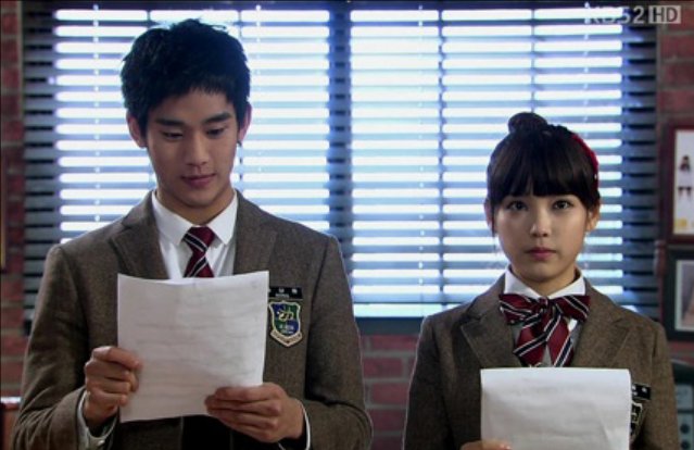 Kim Soo Hyun và IU hợp tác trong “Dream High“. Ảnh: Cắt từ video