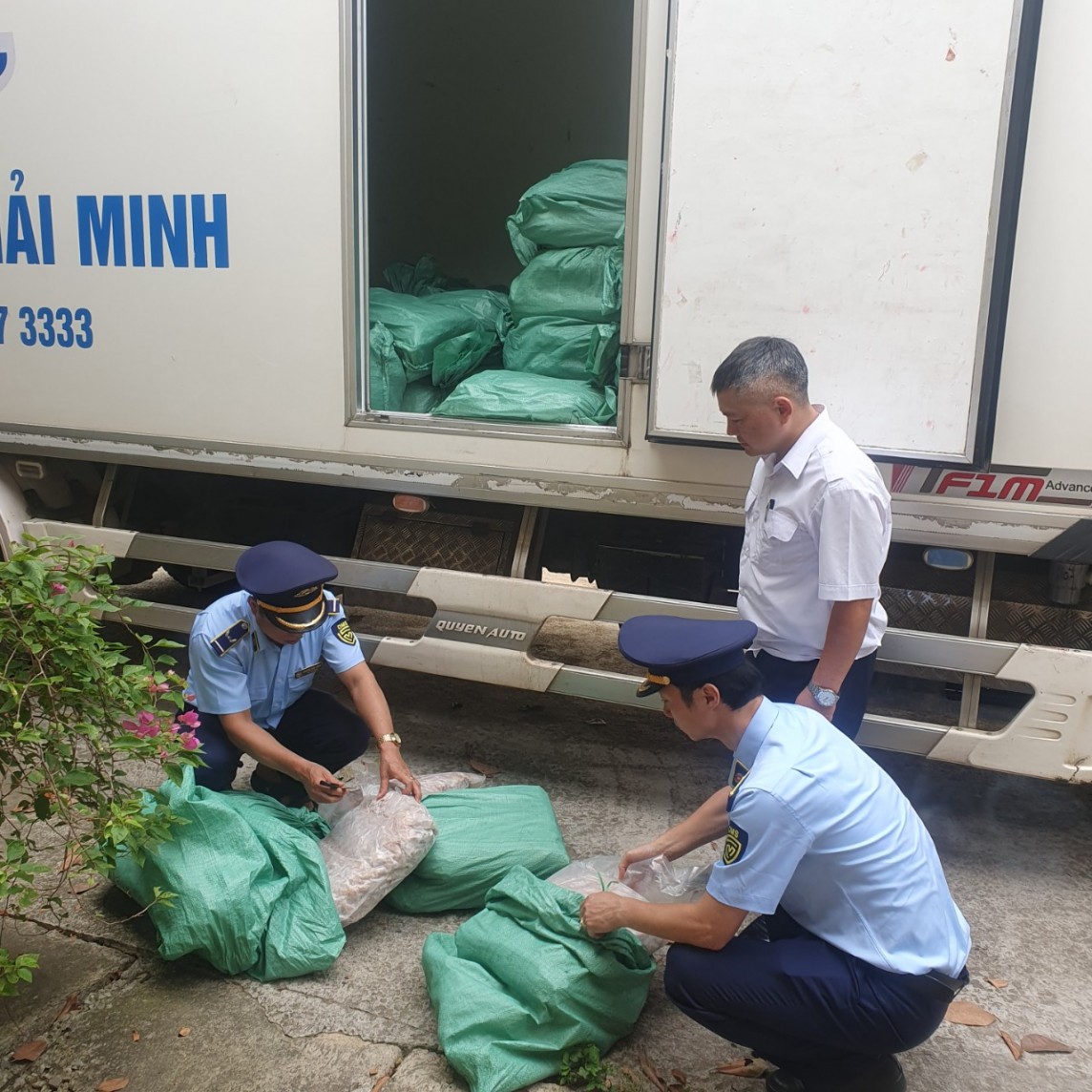 Lạng Sơn: Bắt giữ 4 tấn chân gà không rõ nguồn gốc đang trên đường đi tiêu thụ