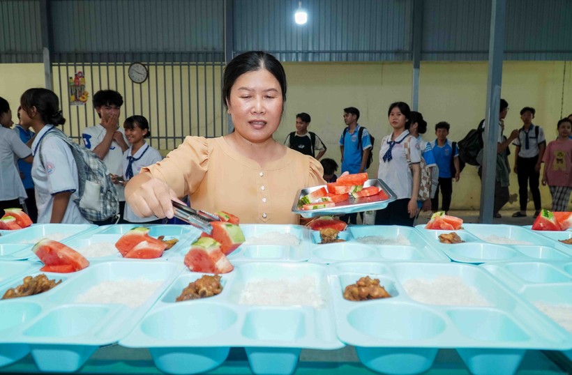 Để nấu hơn 100 suất ăn cho học sinh, có thầy cô phải đến trường từ lúc 6 giờ.