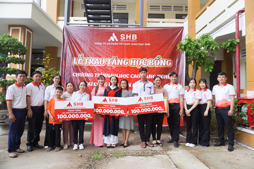 HS nhận học bổng bên gia đình, thầy cô và Văn phòng đại diện SHB tỉnh Sóc Trăng.