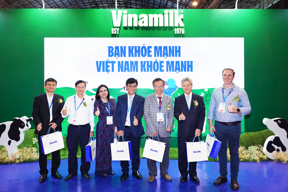 Các khách mời đến tham quan khu vực của Vinamilk tại triển lãm  