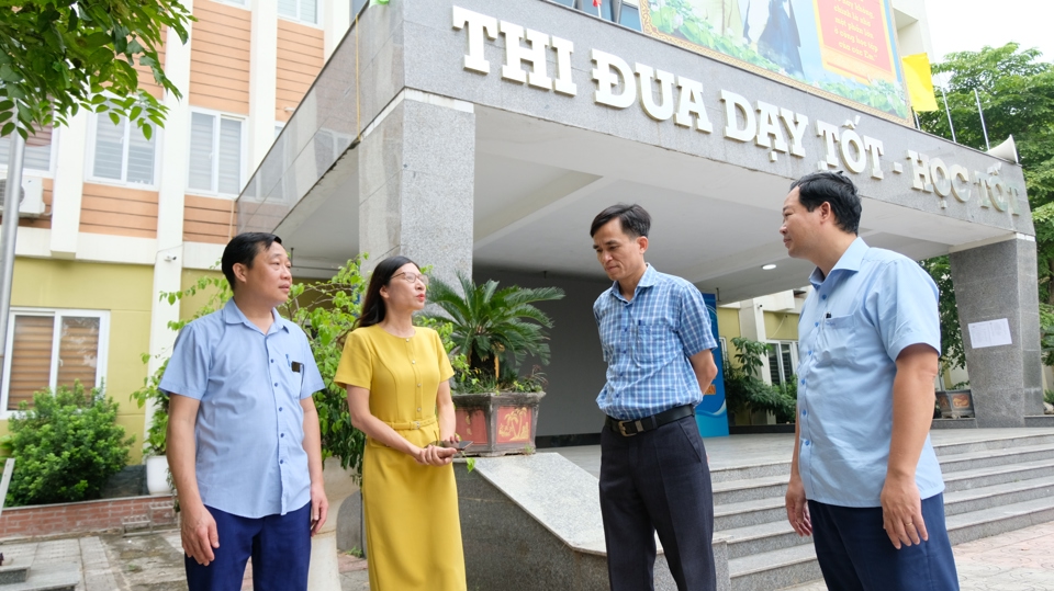 Đoàn thẩm tra nông thôn mới TP Hà Nội khảo sát thực tế các tiêu chí nông thôn mới nâng cao tại huyện Đan Phượng.