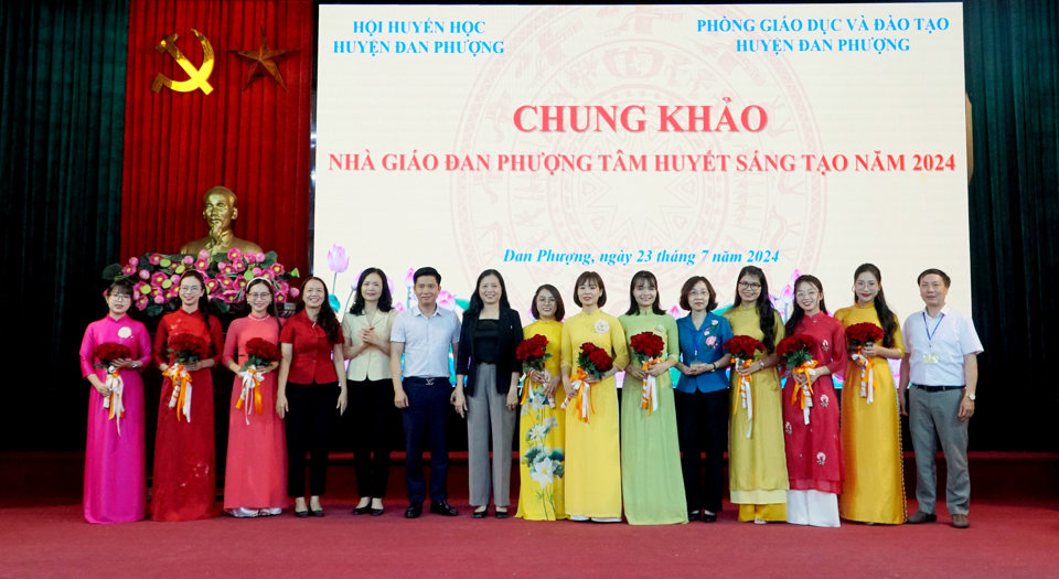 Lãnh đạo huyện Đan Phượng tặng hoa chúc mừng 9 thí sinh dự Chung khảo