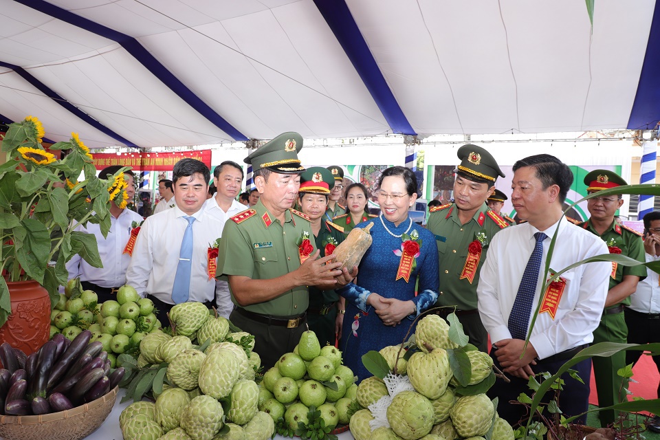 Thượng tướng Trần Quốc Tỏ, Thứ trưởng Bộ Công an và các đại biểu tham quan khu trưng bày các sản phẩm OCOP tại xã Thanh Sơn.