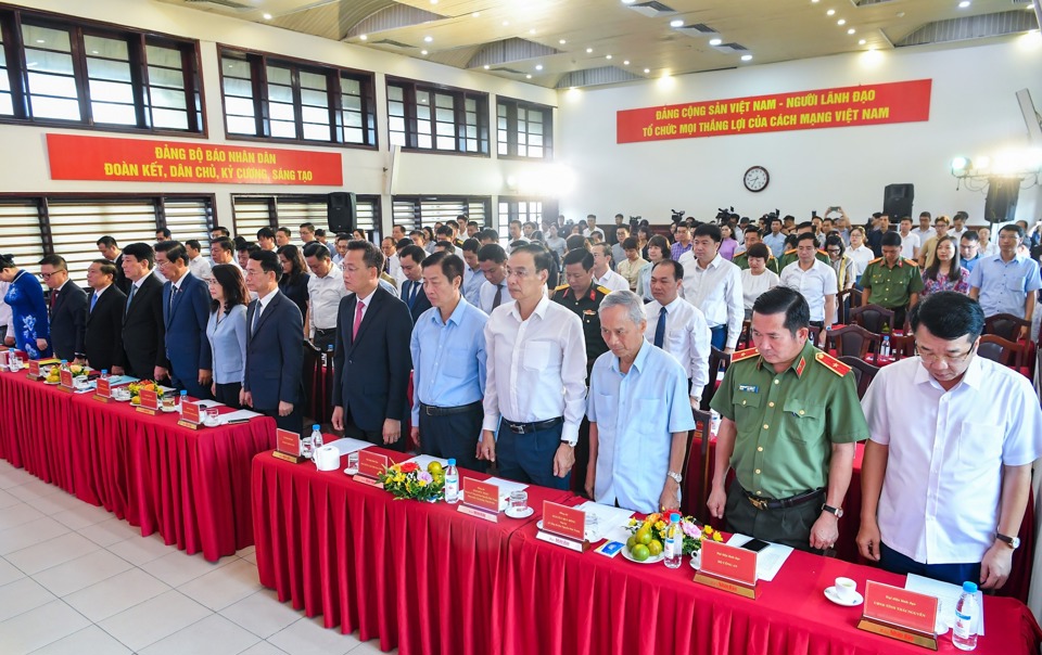 Các đồng chí lãnh đạo Đảng, Nhà nước, các đại biểu, khách mời dành một phút mặc niệm tưởng nhớ Tổng Bí thư Nguyễn Phú Trọng.