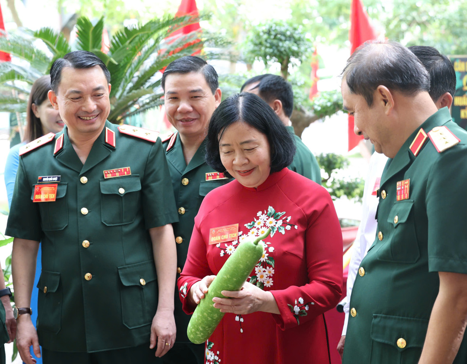 Bí thư Thành ủy Hà Nội Bùi Thị Minh Hoài - Bí thư Đảng ủy Bộ Tư lệnh Thủ đô tham quan gian hàng trưng bày các sản phẩm của lực lượng vũ trang Thủ đô.