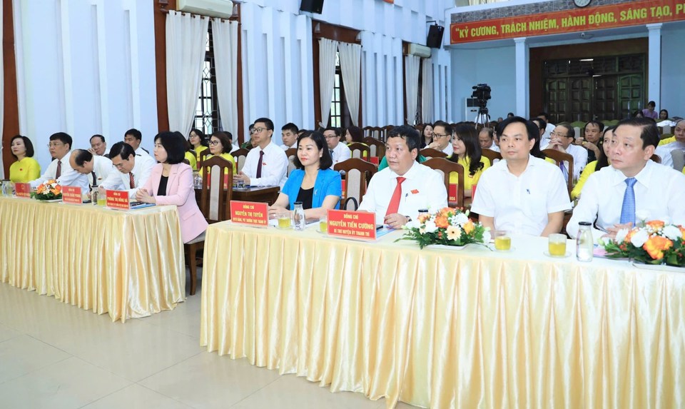 Phó Bí thư Thường trực Thành ủy Hà Nội Nguyễn Thị Tuyến cùng các đại biểu tại kỳ họp.