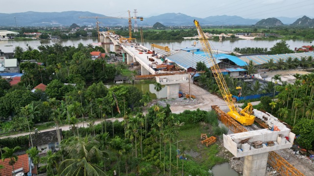 Tiến độ bên bờ thị xã Đông Triều bị chậm hơn 4 tháng so với kế hoạch. Ảnh: Tiến Bảo