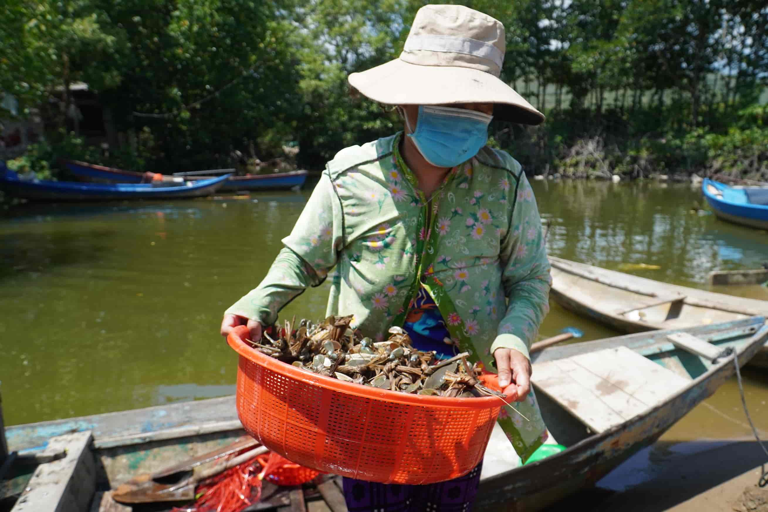 Ông Nguyễn Minh Nhật - Chủ tịch UBND phường Ninh Hà cho biết, làng Hà Liên hiện có 330 hộ dân với hơn 1.200 nhân khẩu, sinh sống chủ yếu bằng nghề nuôi trồng, đánh bắt thủy hải sản trong đầm Nha Phu.