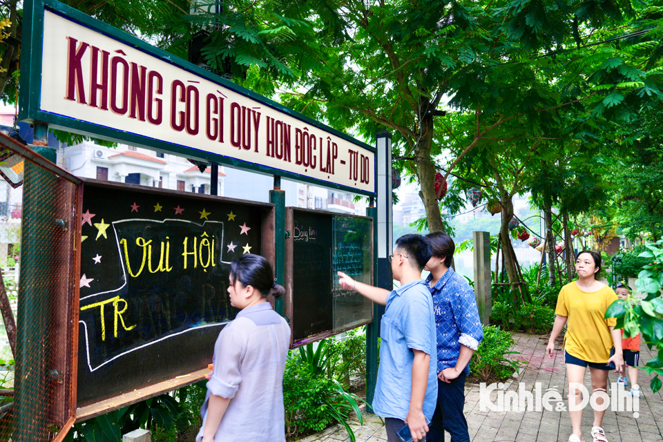 Khu vực bảng tin bên ngoài ghi chú những thông báo quan trọng, những mẩu tin chào mừng ngày lễ lớn của dân tộc. Ở trên cùng là khẩu hiệu