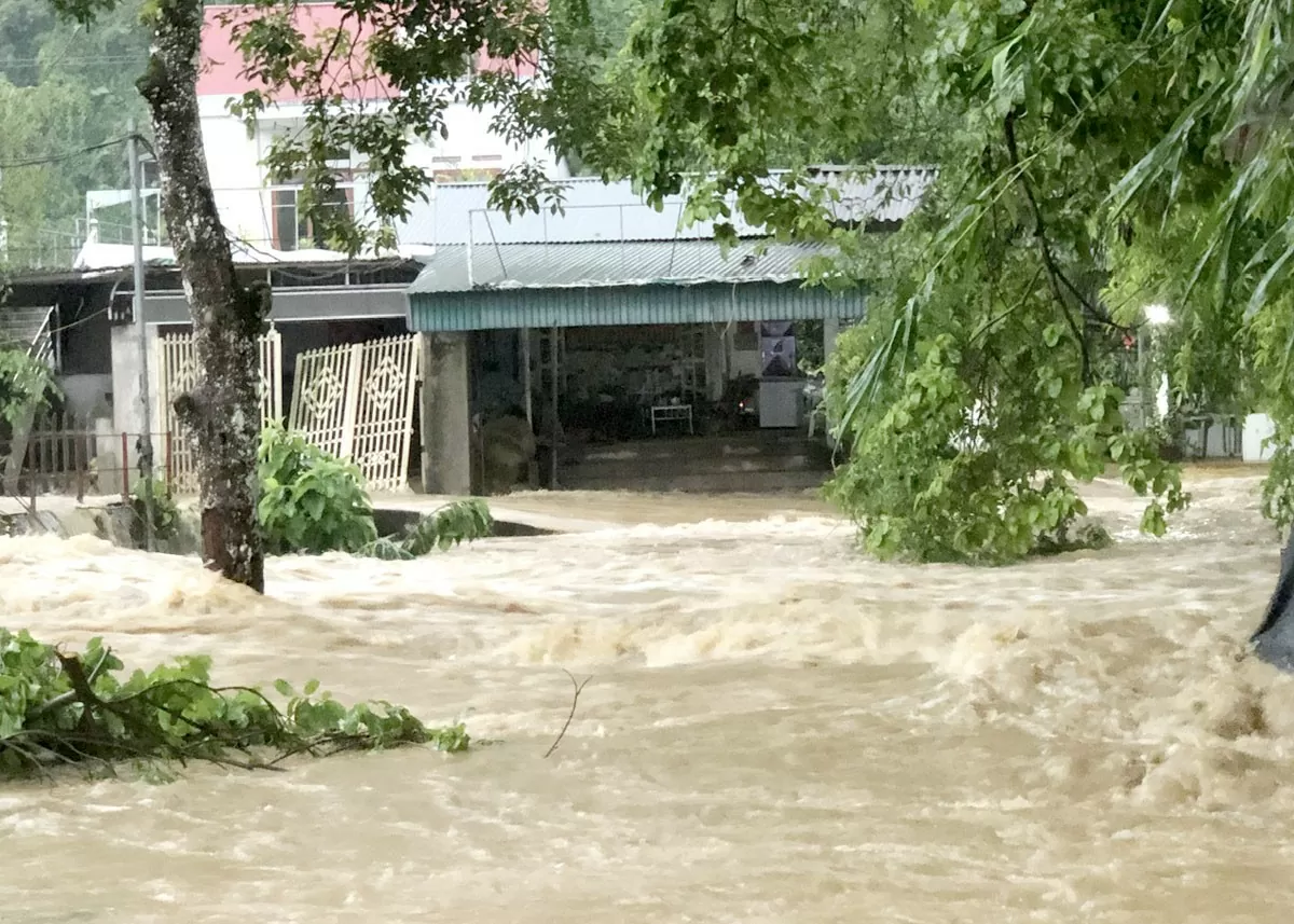 Hà Giang mưa lớn kéo dài gây ngập úng, nhiều tuyến đường sạt lở