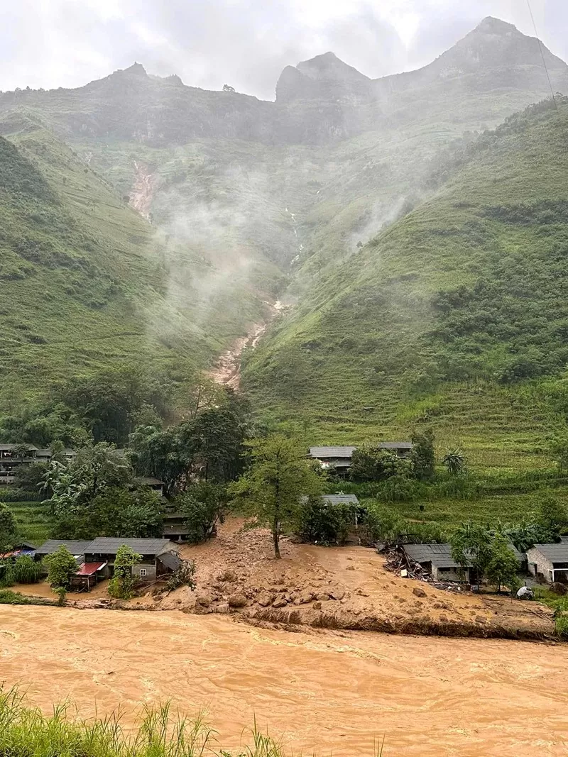 Hà Giang mưa lớn kéo dài gây ngập úng, nhiều tuyến đường sạt lở