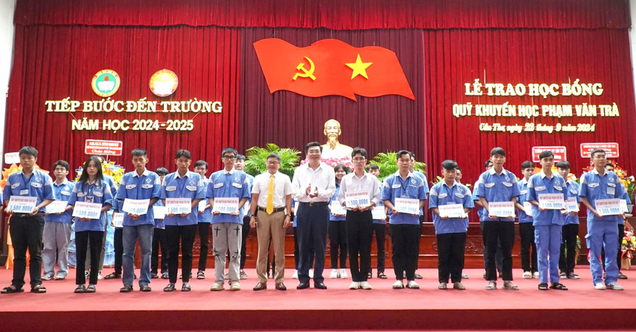 Ông Trần Thanh Bình, Giám đốc Sở GD&ĐT TP Cần Thơ (thứ 7, hàng đầu từ phải sang) trao học bổng cho sinh viên. quy khuyen hoc pham van tra tp can tho 1 (2).jpg